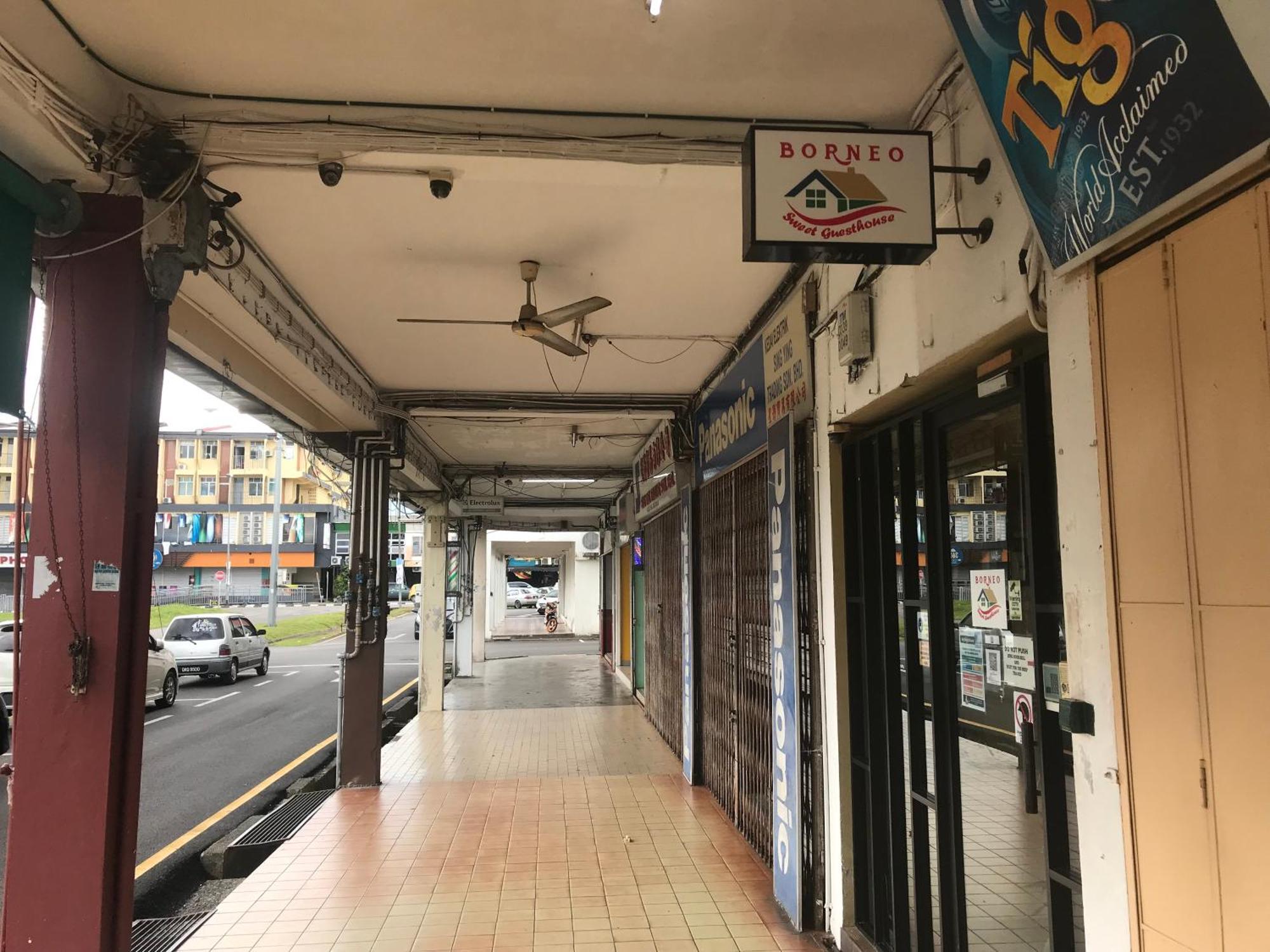 Borneo Sweet Guesthouse Кучинг Екстериор снимка
