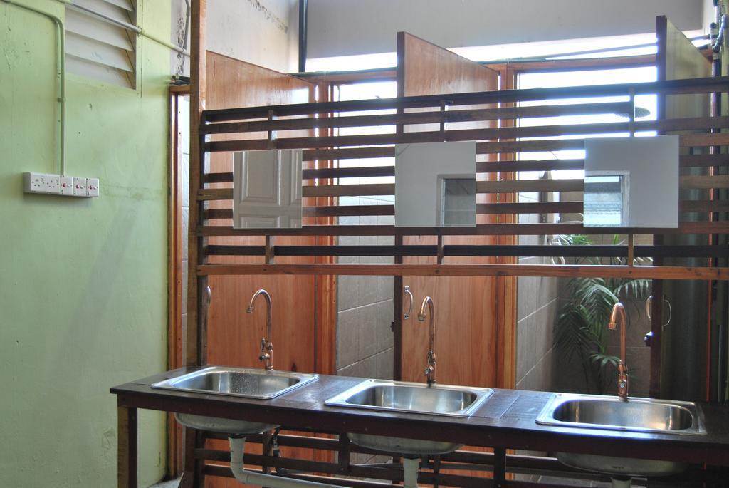Borneo Sweet Guesthouse Кучинг Екстериор снимка