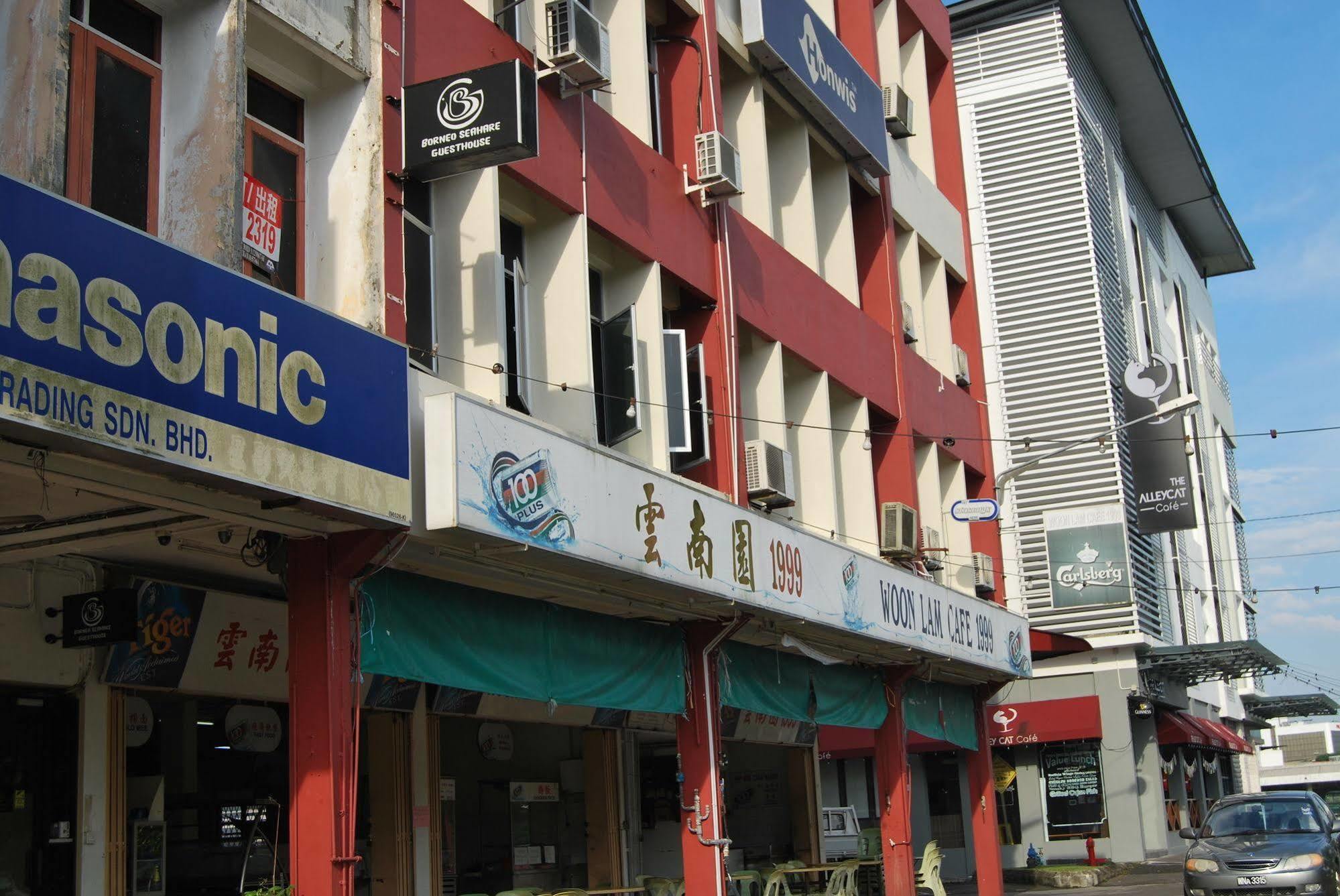 Borneo Sweet Guesthouse Кучинг Екстериор снимка