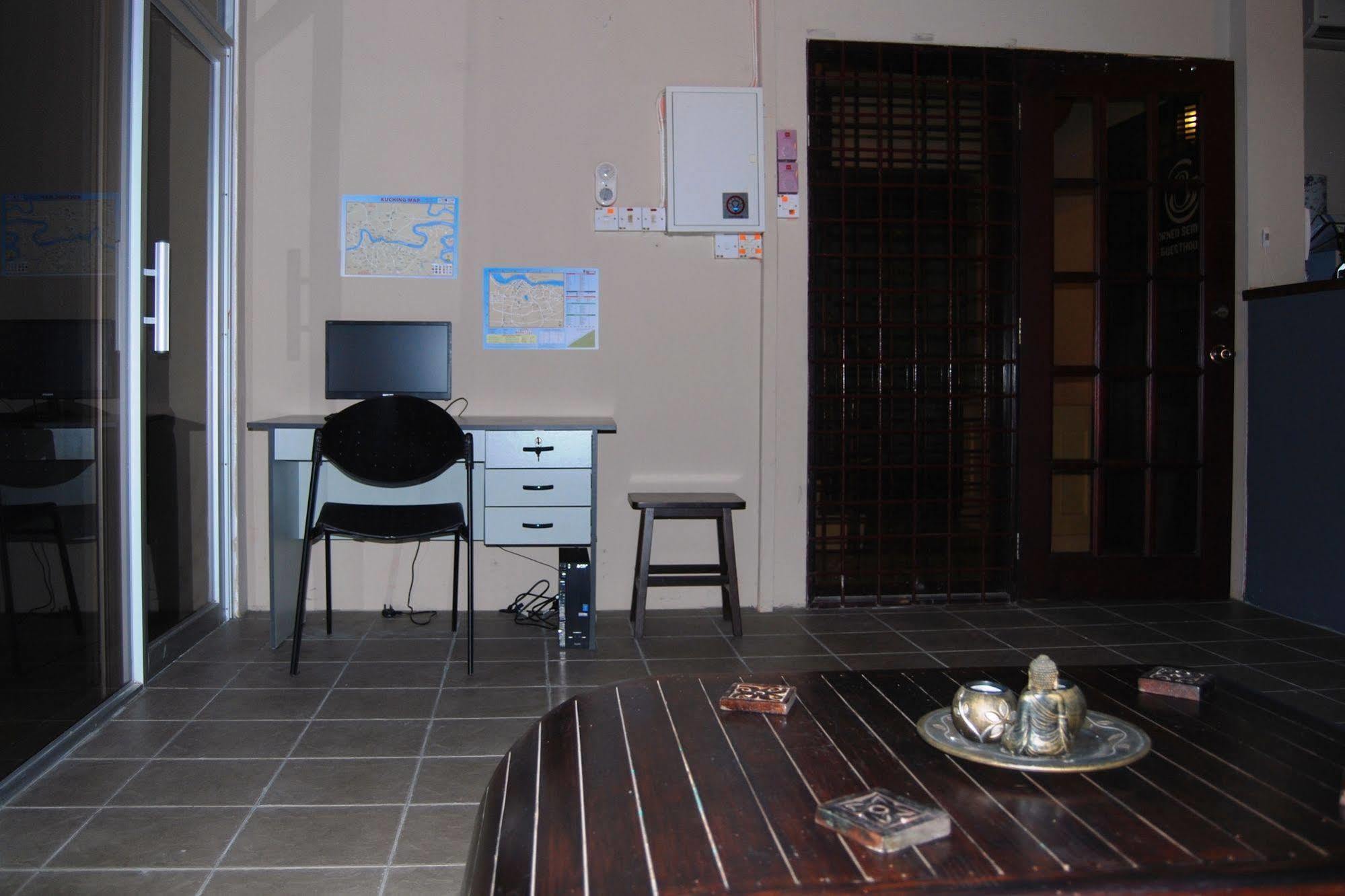 Borneo Sweet Guesthouse Кучинг Екстериор снимка