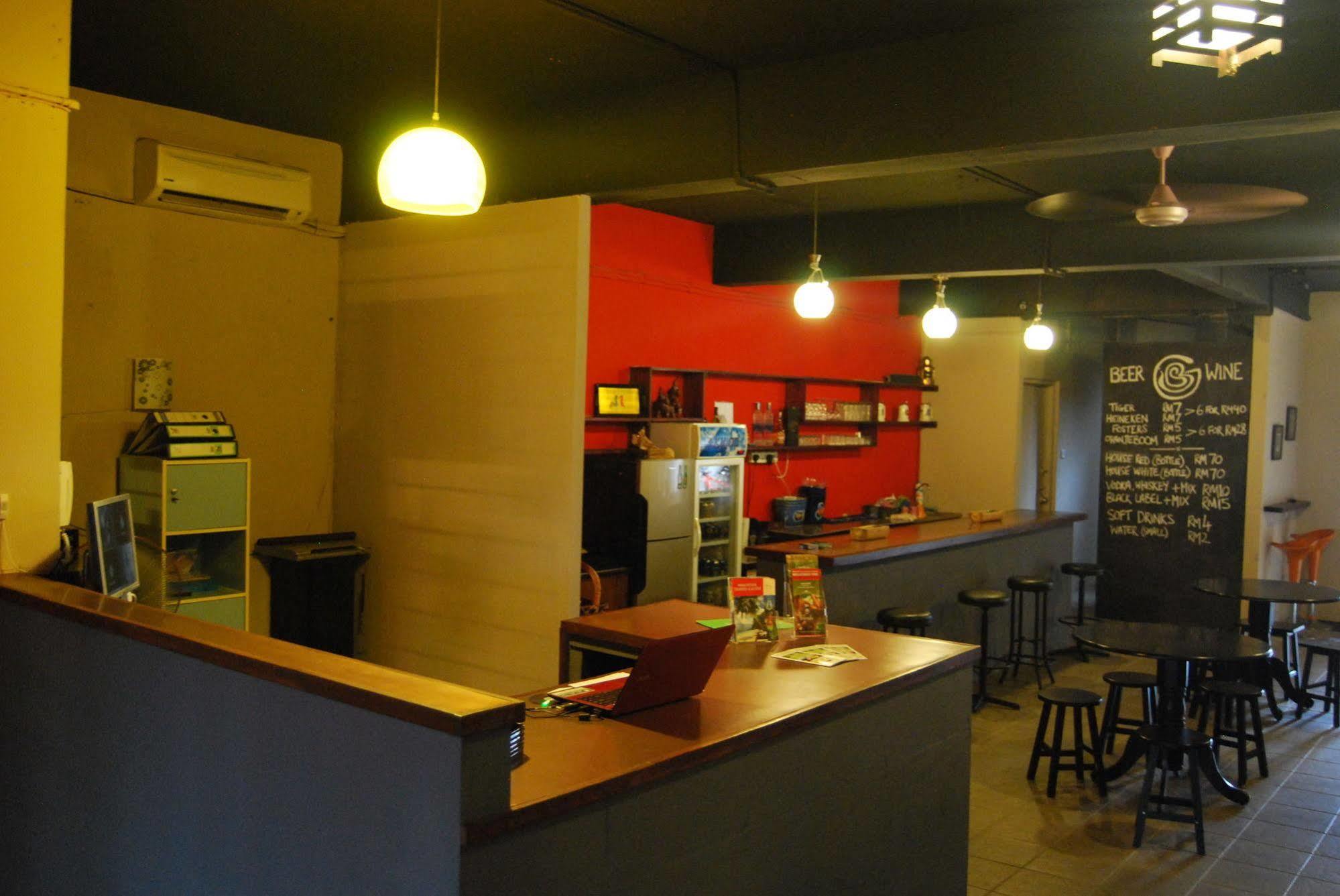 Borneo Sweet Guesthouse Кучинг Екстериор снимка
